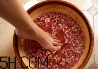 用什么泡腳比較好？艾葉泡腳還是紅花泡腳？