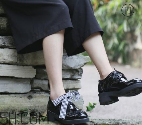 漆皮皮鞋起皮怎么處理？鞋子漆皮掉了怎么辦？