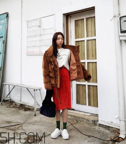焦糖色棉襖配什么內(nèi)搭？焦糖色棉服搭配圖片