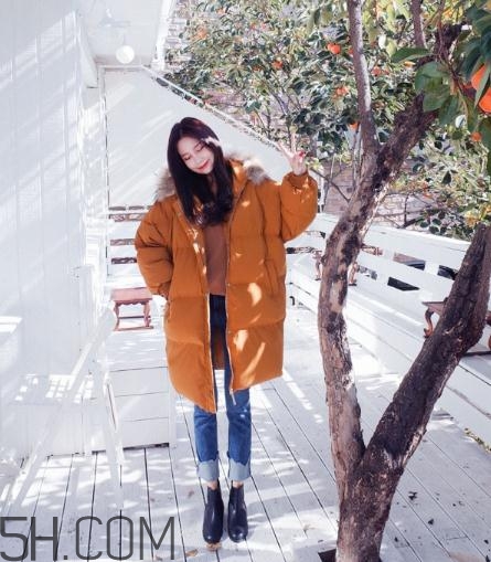 焦糖色棉襖配什么內(nèi)搭？焦糖色棉服搭配圖片