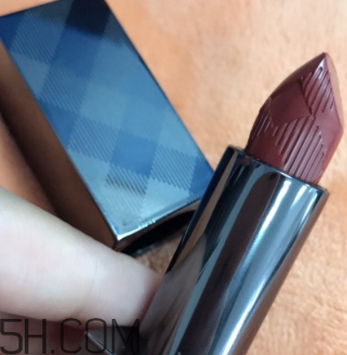 burberry口紅97和93哪個(gè)好看？burberry巴寶莉97和93對比