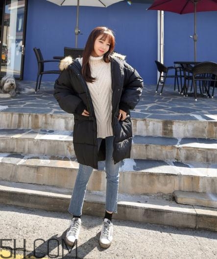 黑色羽絨服配什么顏色毛衣？黑色羽絨服搭配毛衣圖片