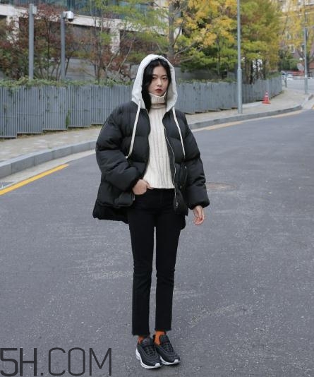 黑色羽絨服配什么顏色毛衣？黑色羽絨服搭配毛衣圖片