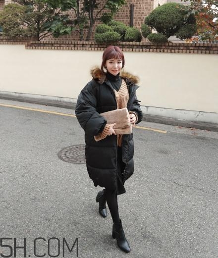 黑色羽絨服配什么顏色毛衣？黑色羽絨服搭配毛衣圖片