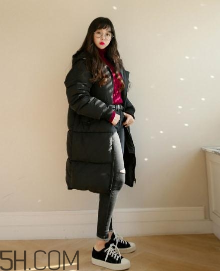 黑色羽絨服配什么顏色毛衣？黑色羽絨服搭配毛衣圖片