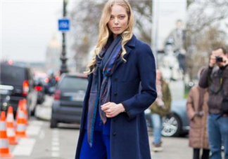 深藍色大衣配什么顏色圍巾？深藍色大衣搭配圍巾圖片