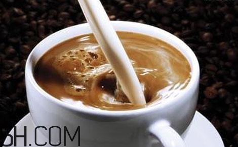 牛奶和咖啡可以混在一起喝嗎？怎么混合牛奶和咖啡？