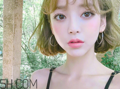 什么顏色的口紅最自然？如何根據(jù)皮膚顏色選擇適合自己的口紅