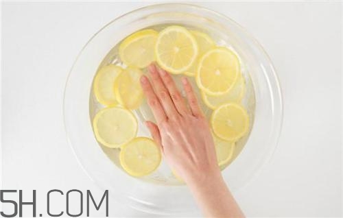 用檸檬水洗臉可以嗎？檸檬水洗臉的功效是什么呢？