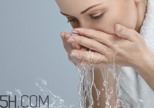 用檸檬水洗臉可以嗎？檸檬水洗臉的功效是什么呢？