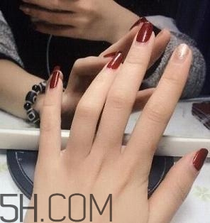 指甲軟是怎么回事？冬季美甲什么顏色好看？
