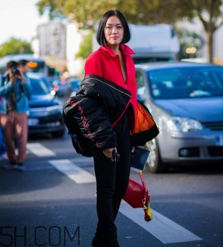 黑色飛行夾克怎么搭配？黑色飛行員夾克搭配女