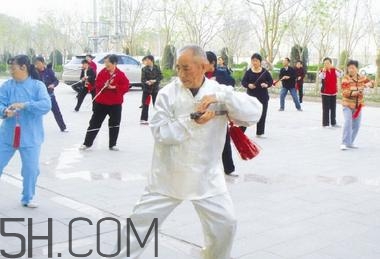 冬季應(yīng)該怎么晨練？冬季晨練的注意事項(xiàng)有哪些？