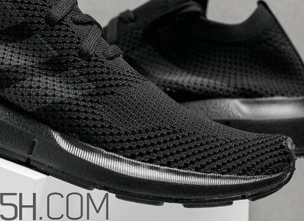 adidas swift run triple black配色在哪買_多少錢？