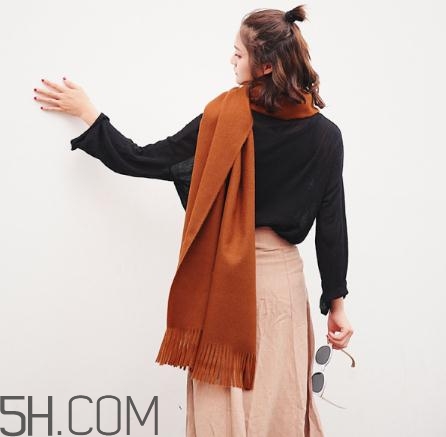 焦糖色圍巾配什么顏色衣服？焦糖色圍巾搭配圖片