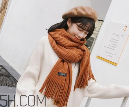 焦糖色圍巾配什么顏色衣服？焦糖色圍巾搭配圖片