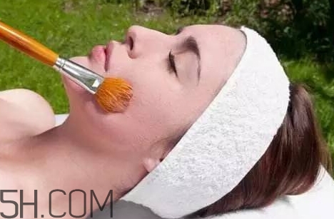 刷酸爆痘正常嗎？為什么刷酸會爆痘？