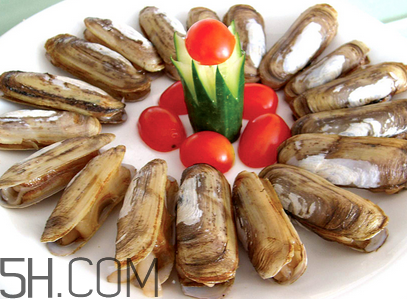 蟶子里面的黑色能吃嗎？蟶子為什么一撒鹽就出來(lái)？