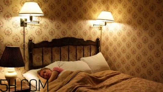 睡覺不關(guān)燈的危害有哪些？如何正確的睡個美容覺？