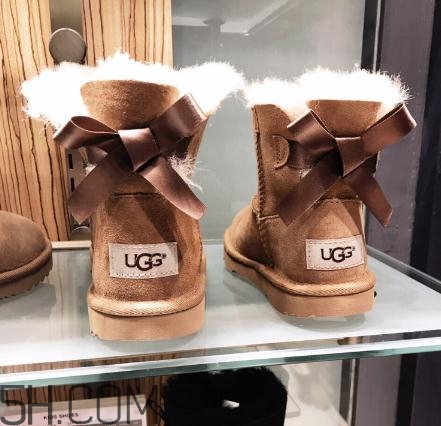 ugg雪地靴要穿襪子嗎？ugg是光腳穿嗎？