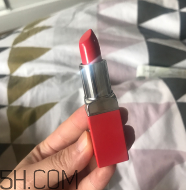 倩碧小方唇膏卡唇紋嗎？06號(hào)適合黃皮嗎？
