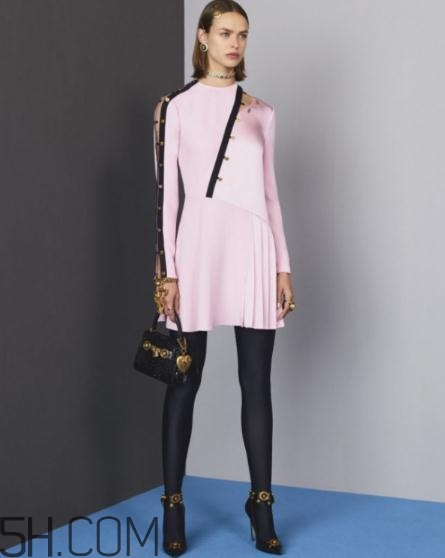 versace2018早秋服裝系列好看嗎_有哪些款式？