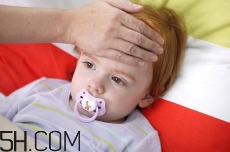 小兒肺炎的癥狀表現(xiàn)有哪些？小兒肺炎應(yīng)該怎么治療？