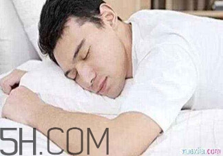 男人趴著睡對身體的危害有哪些？男人趴著睡有哪些危害？