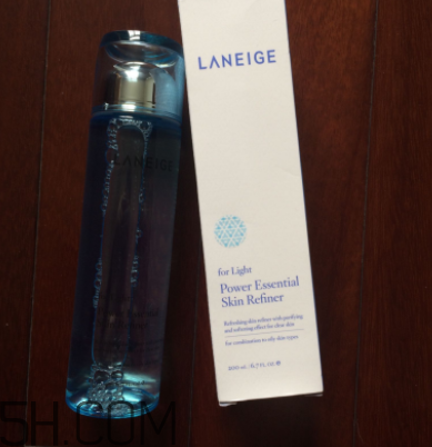 蘭芝水衡精華水油不油？適合油皮嗎？