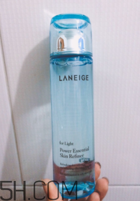 蘭芝水衡精華水油不油？適合油皮嗎？