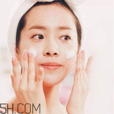 卸妝膏和卸妝油有什么區(qū)別？不同卸妝產(chǎn)品的使用方法