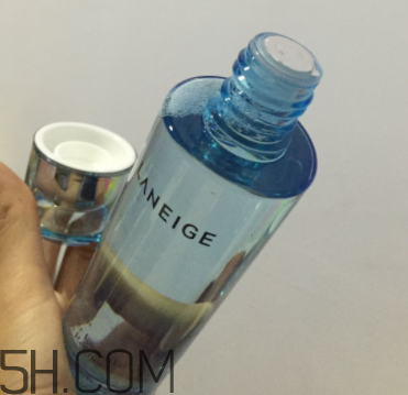 蘭芝水衡精華水油不油？適合油皮嗎？