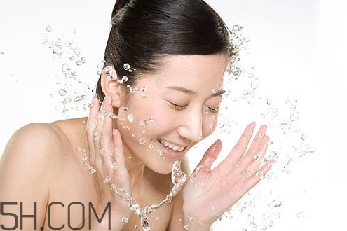 素顏霜v7真的不用卸妝嗎？卸妝時水溫要注意什么？