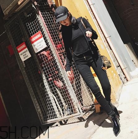黑色衣服掉色屬于質(zhì)量問題嗎？黑色衣服掉色嚴重怎么辦？