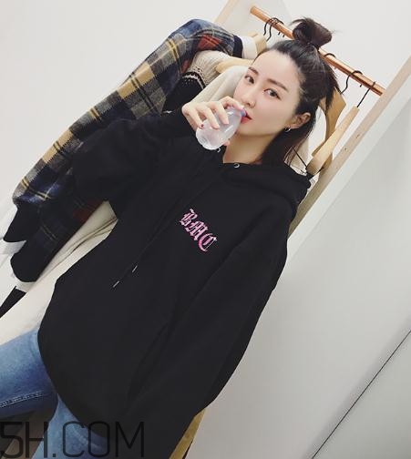 黑色衣服粘毛怎么處理？黑色衣服沾毛怎么辦？