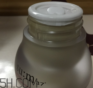 sum37魔法眼霜油不油？油皮能用嗎？