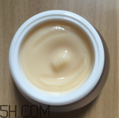 sum37魔法眼霜油不油？油皮能用嗎？