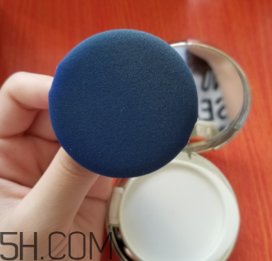 sum37空氣感氣墊霜浮粉嗎？適合油皮嗎？