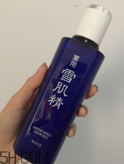 雪肌精化妝水盈潤型適合油皮嗎？適合夏季嗎？
