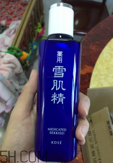 雪肌精化妝水盈潤型成分是什么？會使皮膚變薄嗎？