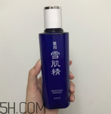 雪肌精化妝水盈潤型成分是什么？會使皮膚變薄嗎？