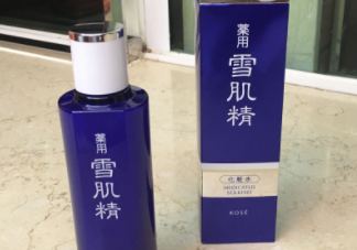 雪肌精化妝水盈潤型成分是什么？會使皮膚變薄嗎？