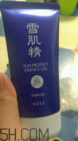 雪肌精防曬啫喱是化學(xué)防曬嗎？有刺激嗎？