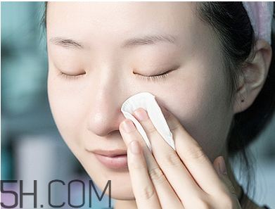 化妝棉卸妝時(shí)候要打濕嗎？使用化妝棉卸妝要注意什么？