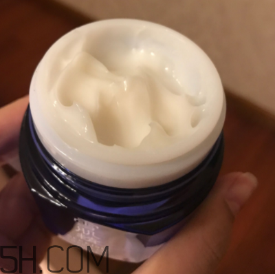 雪肌精菁華凝霜油不油？適合油皮嗎？