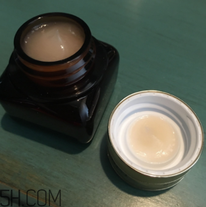 雅詩蘭黛小棕瓶眼霜每次用多少毫升？每次用量多少？