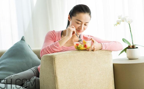 女孩月經(jīng)初潮可不可以喝紅糖水？女孩月經(jīng)初潮媽媽應(yīng)該怎么做？
