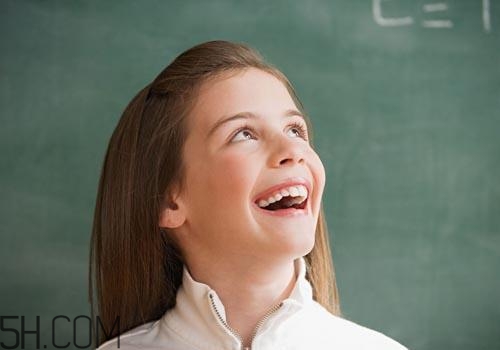 女孩月經(jīng)初潮量多量少正常嗎？月經(jīng)初潮一般幾天干凈？
