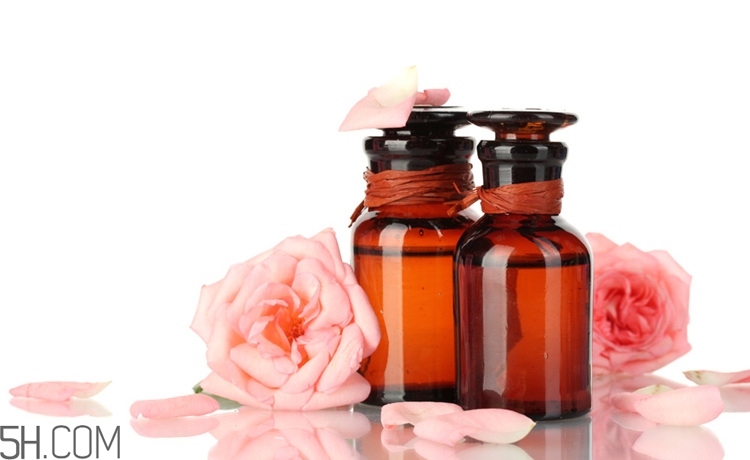 玫瑰精油能泡腳嗎？玫瑰精油的使用方法有哪些？