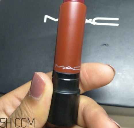 魅可和雅詩蘭黛哪個(gè)好？mac和雅詩蘭黛口紅對(duì)比